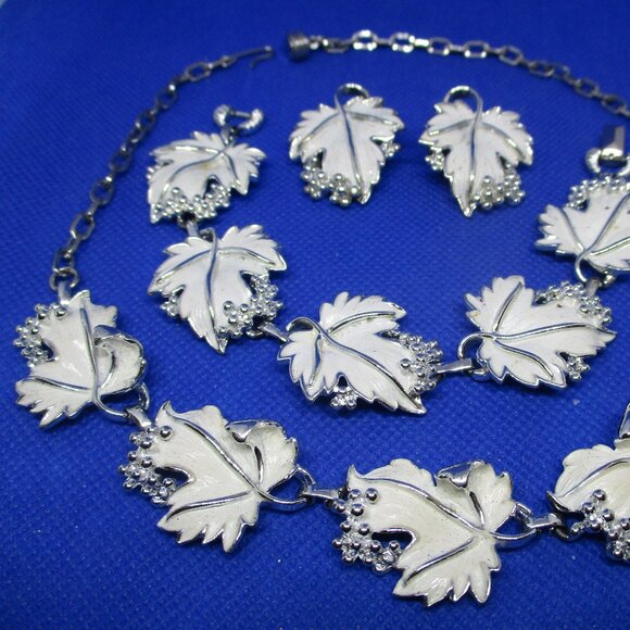 3 Piece Set SARAH COVENTRY Whispering Leaf Necklace 1967 White Enamel Grape Leaf - Picture 8 of 15